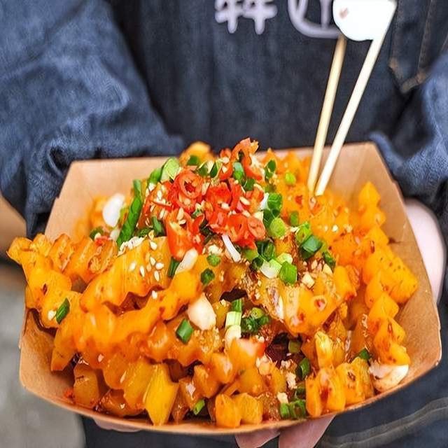 楼下阿姨摆摊卖狼牙土豆日入千 楼下阿姨卖了十几年的狼牙